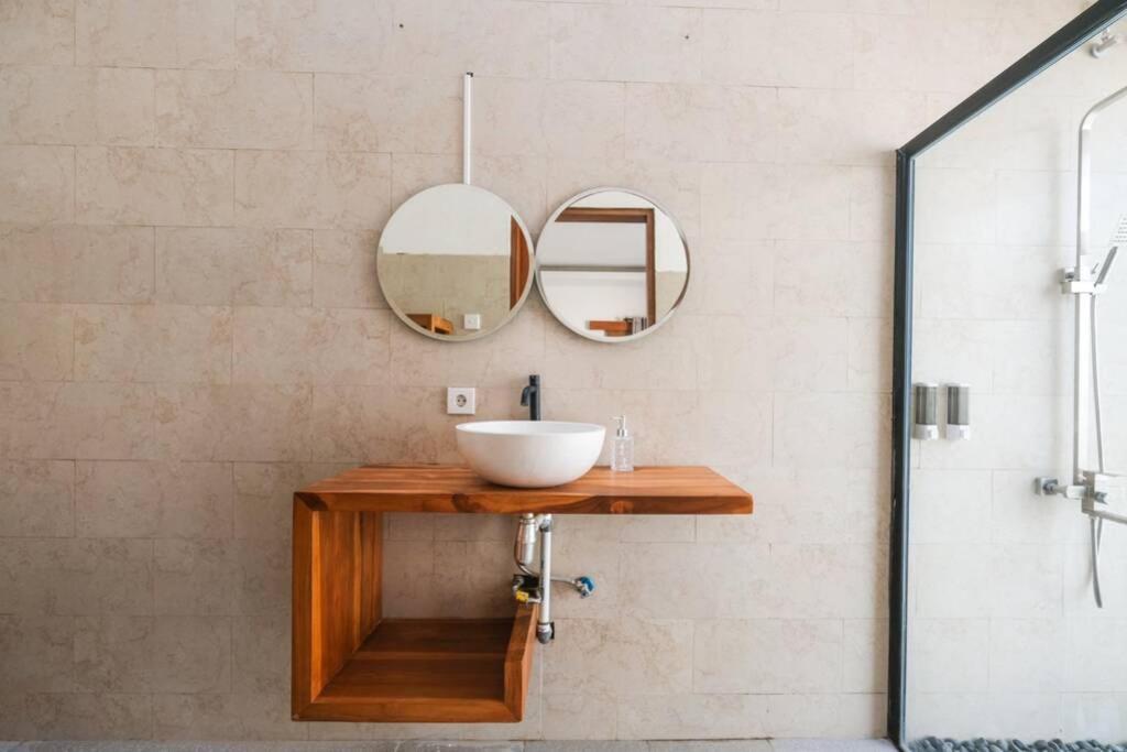 Kiki Village Bathtub Canggu Eksteriør billede