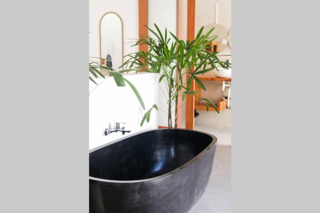 Kiki Village Bathtub Canggu Eksteriør billede